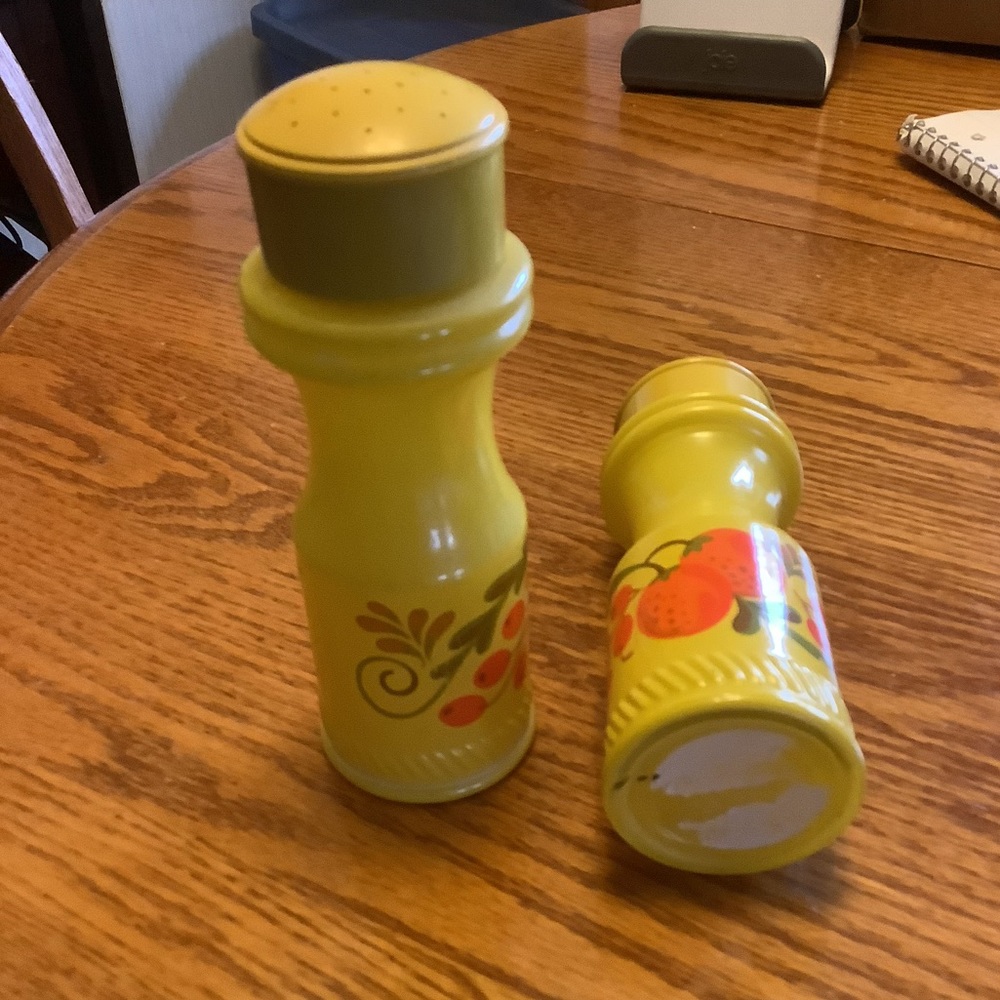 Vintage Glass Yellow Orange Avon Pennsylvania Dutch Salt and Pepper Shak…